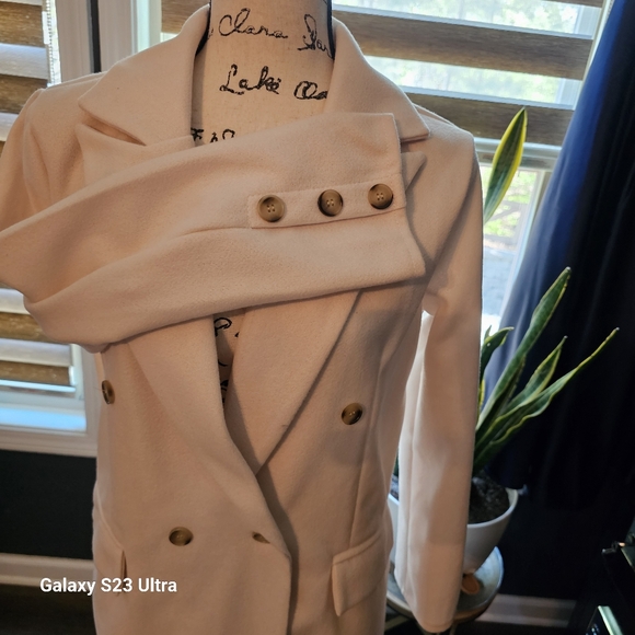 Elegant White Double-Breasted Women's Coat - Picture 7 of 13